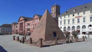 Karlsruher Pyramide.jpg